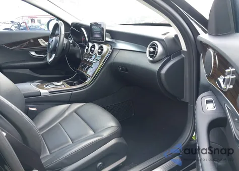 2018 Mercedes-Benz C 300 z USA, uszkodzony, nr VIN WDDWF4JB2JR402847